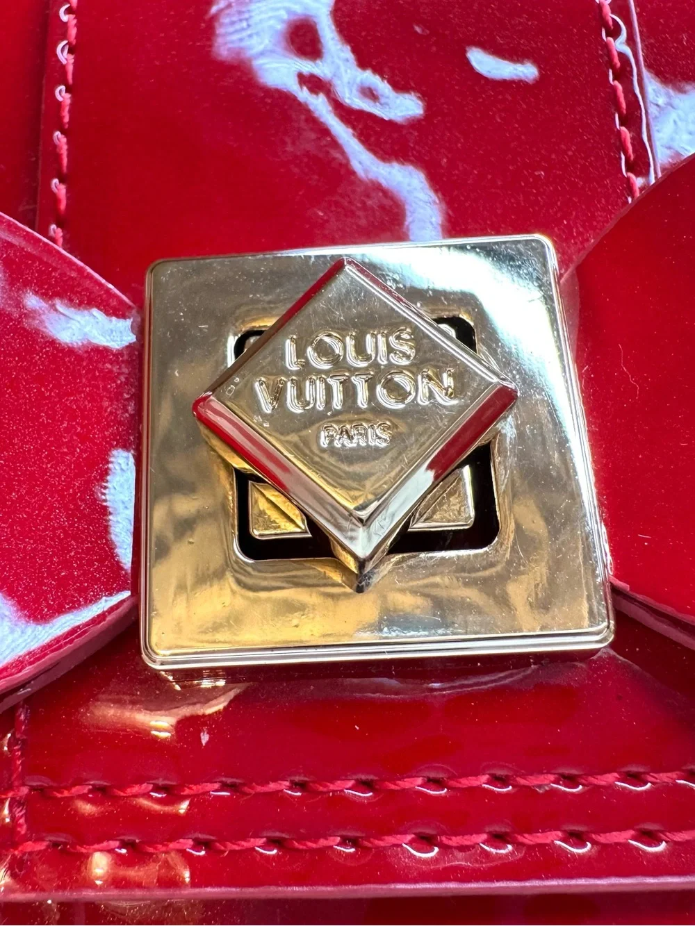 ✨🛍️ Louis Vuitton Red Vernis Sarah Noeud Wallet
